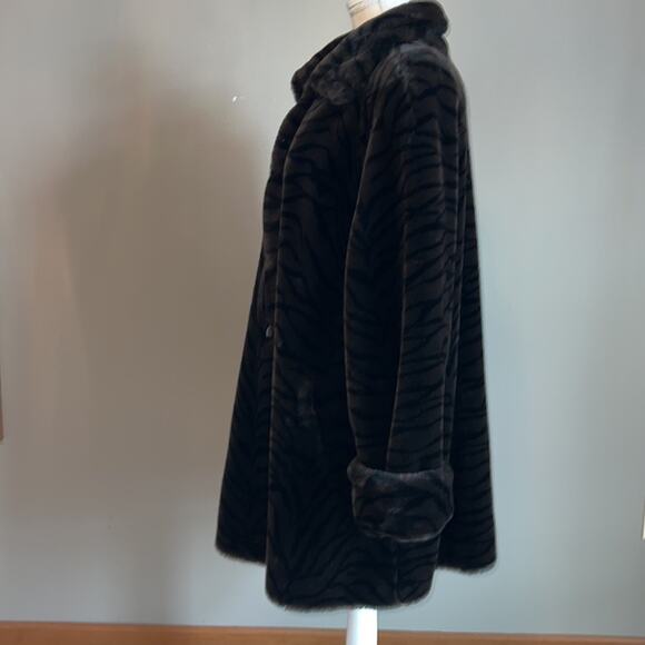 Gallery Woman’s Zebra Print Faux Fur Coat - Size L - Picture 4 of 11